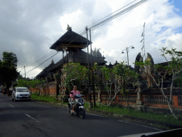 Temple at the Jalan Raya Tegalalang street, viewed from the taxi