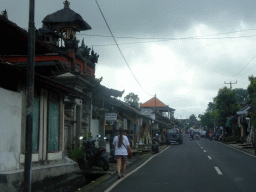 Temple at the Jalan Raya Tegalalang street, viewed from the taxi