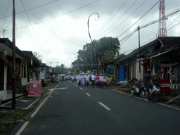 Parade at the Jalan Raya Tegalalang street, viewed from the taxi