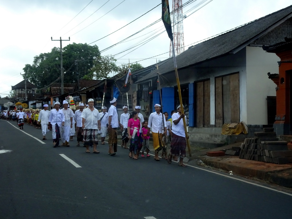 Parade at the Jalan Raya Tegalalang street, viewed from the taxi