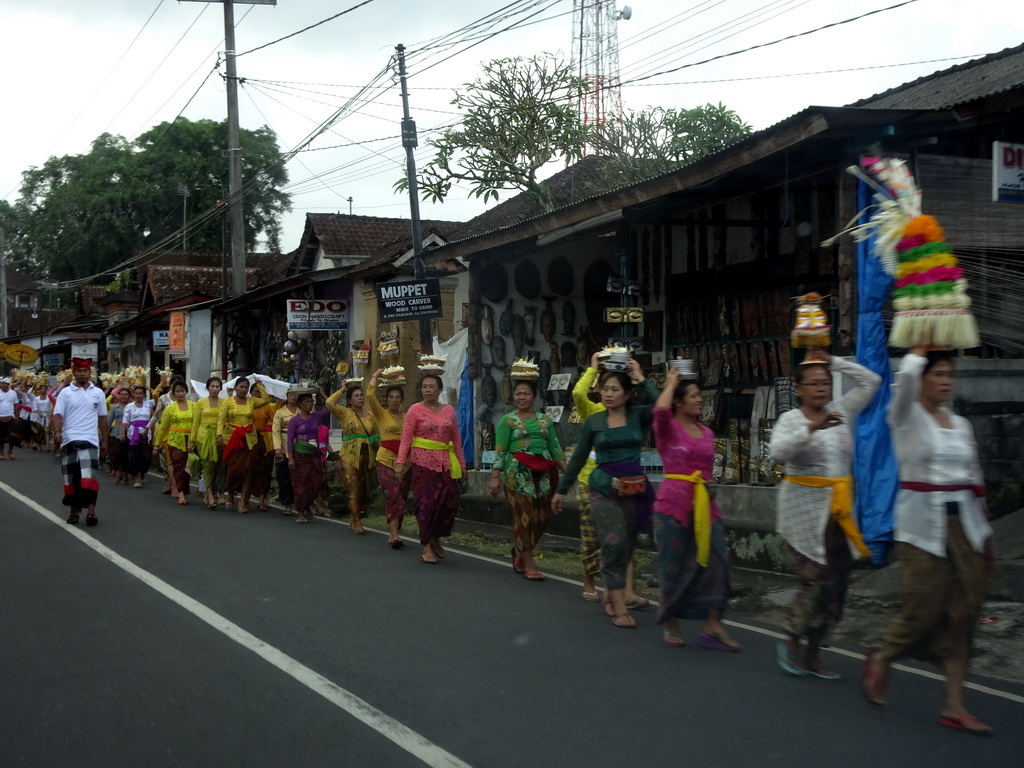 Parade at the Jalan Raya Tegalalang street, viewed from the taxi