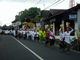 Parade at the Jalan Raya Tegalalang street, viewed from the taxi