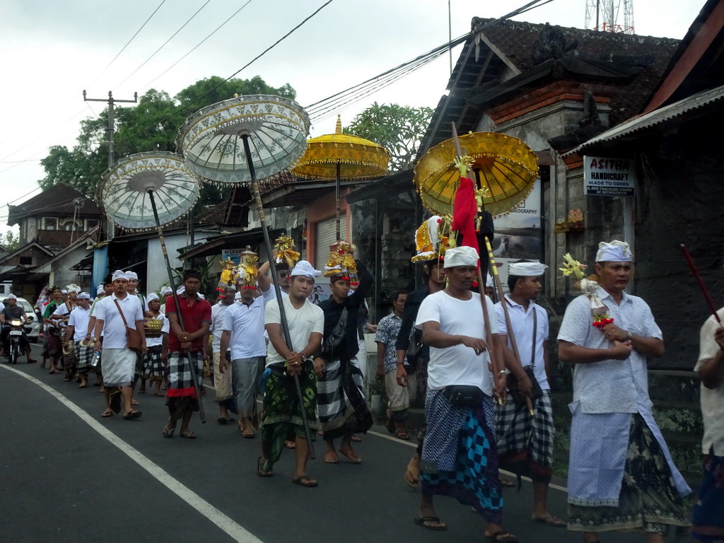 Parade at the Jalan Raya Tegalalang street, viewed from the taxi