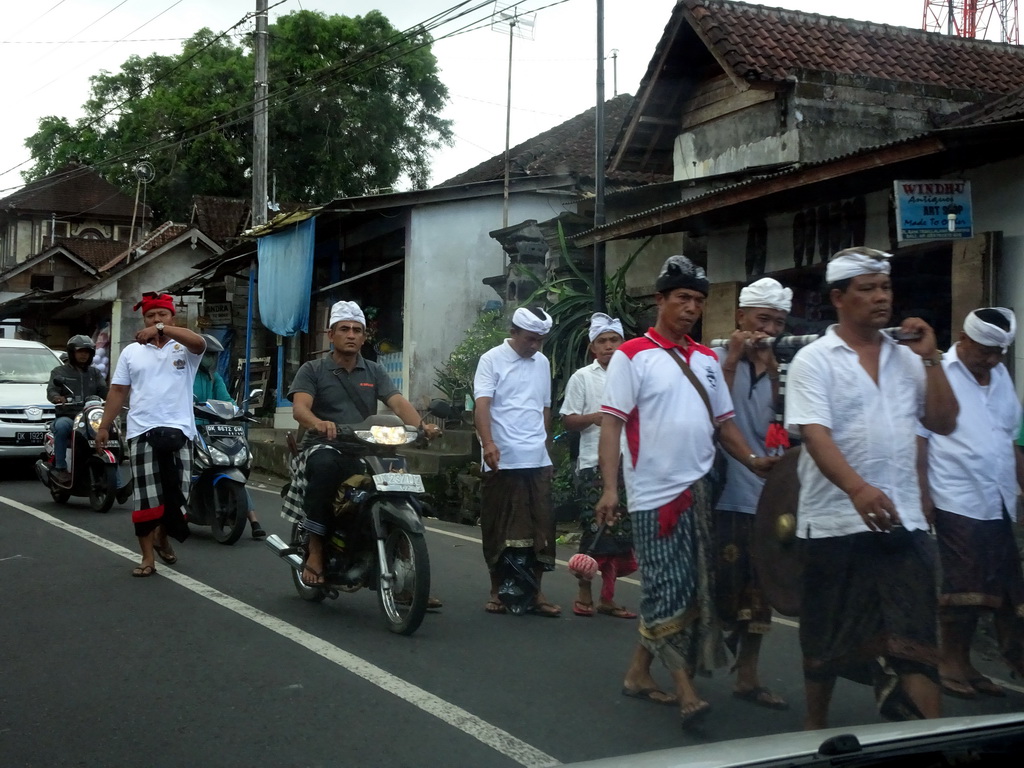 Parade at the Jalan Raya Tegalalang street, viewed from the taxi