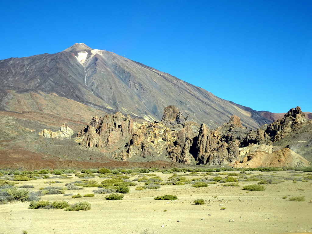 Mount Teide and the Roques de García rocks, viewed from the rental car on the TF-21 road on the south side of the Teide National Park