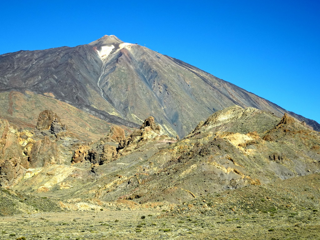 Mount Teide and the Roques de García rocks, viewed from the rental car on the TF-21 road on the south side of the Teide National Park