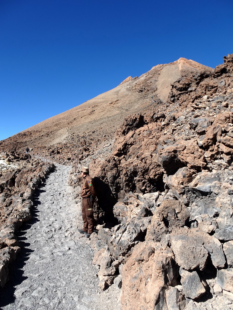 The Pico del Teide peak and a security guard at trail nr. 12 from the La Rambleta viewpoint to the Pico Viejo viewpoint