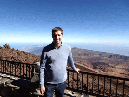 Tim at the La Rambleta viewpoint, with a view on the east side of the Cañadas del Teide crater
