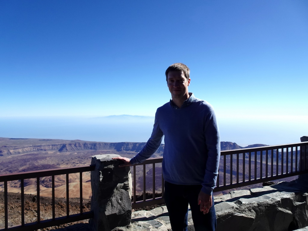 Tim at the La Rambleta viewpoint, with a view on the east side of the Cañadas del Teide crater and the island of Gran Canaria
