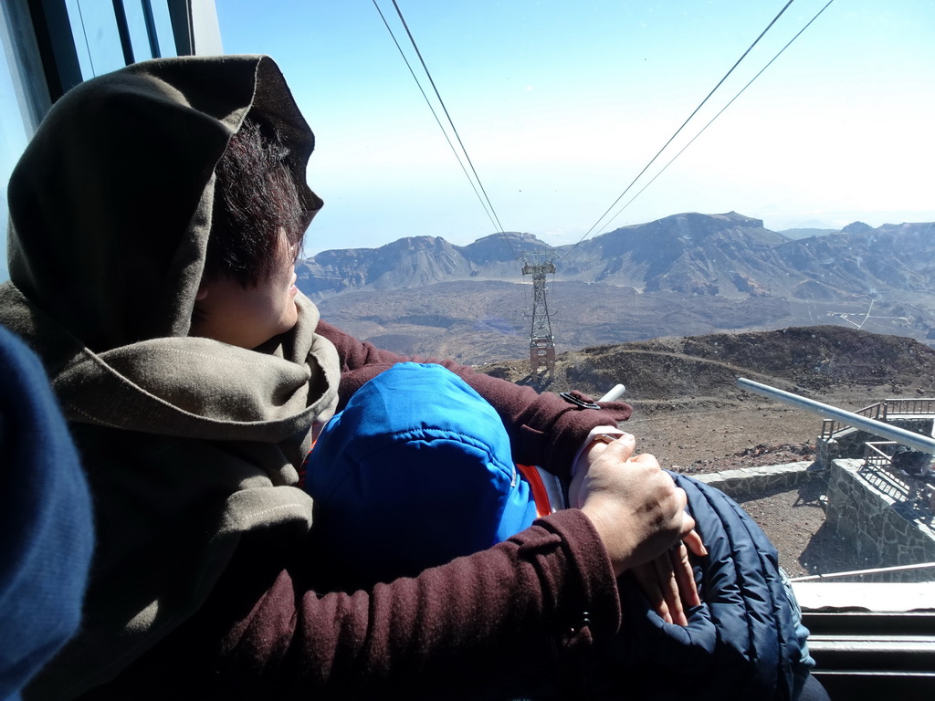 Miaomiao and Max at the Teide Cable Car upper station, with a view on the southeast side of the Cañadas del Teide crater and the Teide Cable Car