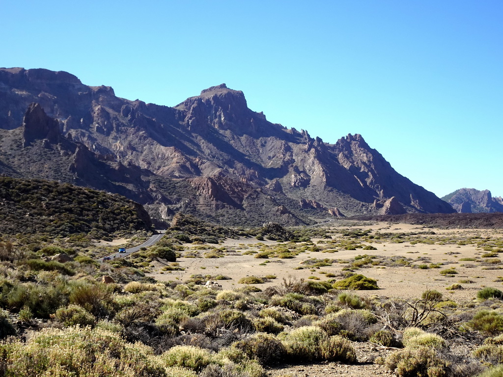 The TF-21 road and the southwest side of the Cañadas del Teide crater, viewed from the Boca Tauce viewpoint