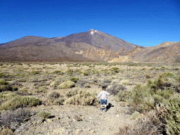 Max at the Boca Tauce viewpoint, with a view on the Pico Vieje peak, Mount Teide and the Roques de García rocks