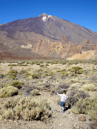 Max at the Boca Tauce viewpoint, with a view on Mount Teide and the Roques de García rocks