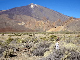 Max at the Boca Tauce viewpoint, with a view on Mount Teide and the Roques de García rocks