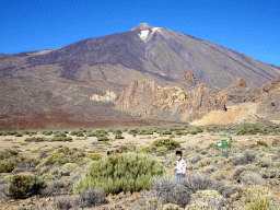 Max at the Boca Tauce viewpoint, with a view on Mount Teide and the Roques de García rocks