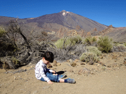 Max at the Boca Tauce viewpoint, with a view on the Mount Teide and the Roques de García rocks