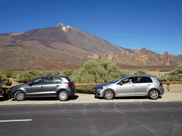 Miaomiao and Max in the rental car on a parking place next to the TF-21 road just west of the Boca Tauce viewpoint, with a view on Mount Teide and the Roques de García rocks