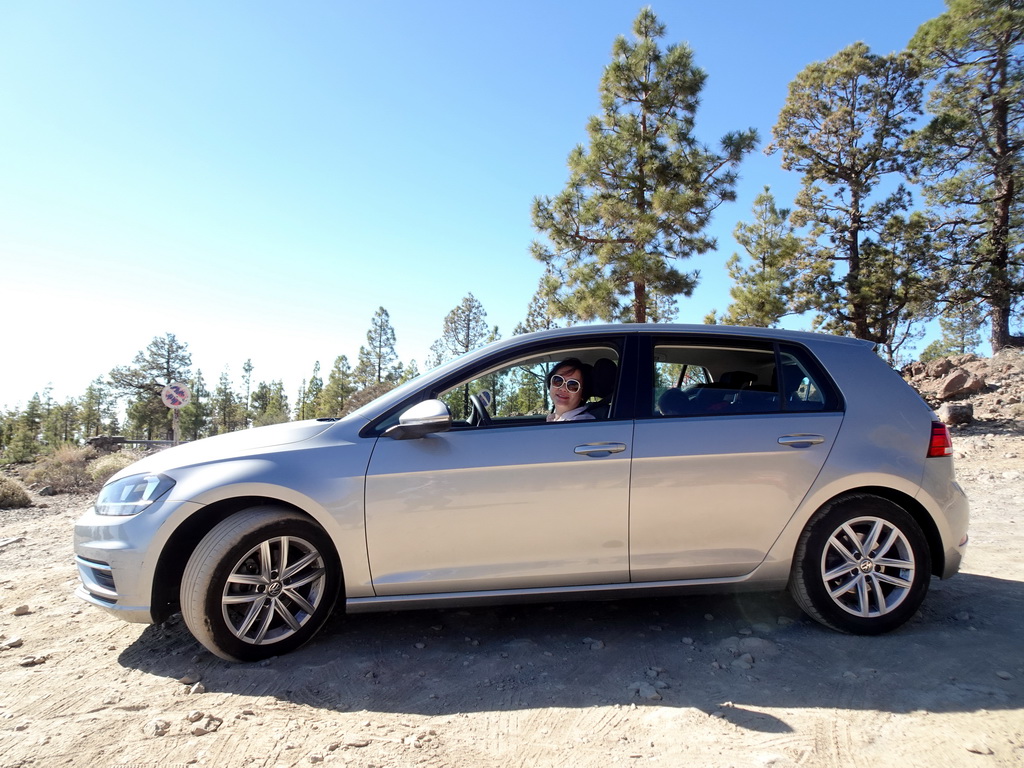 Miaomiao and Max in our rental car at a parking place along the TF-21 road on the southwest side of the Teide National Park