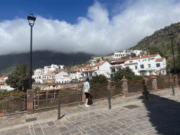 Miaomiao at the Calle Dr. Domingo Hernández Guerra street, with a view on the town center