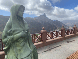 Statue at the Plaza Mirador del Ayuntamiento square, with a view on the Roque Bentayga rock