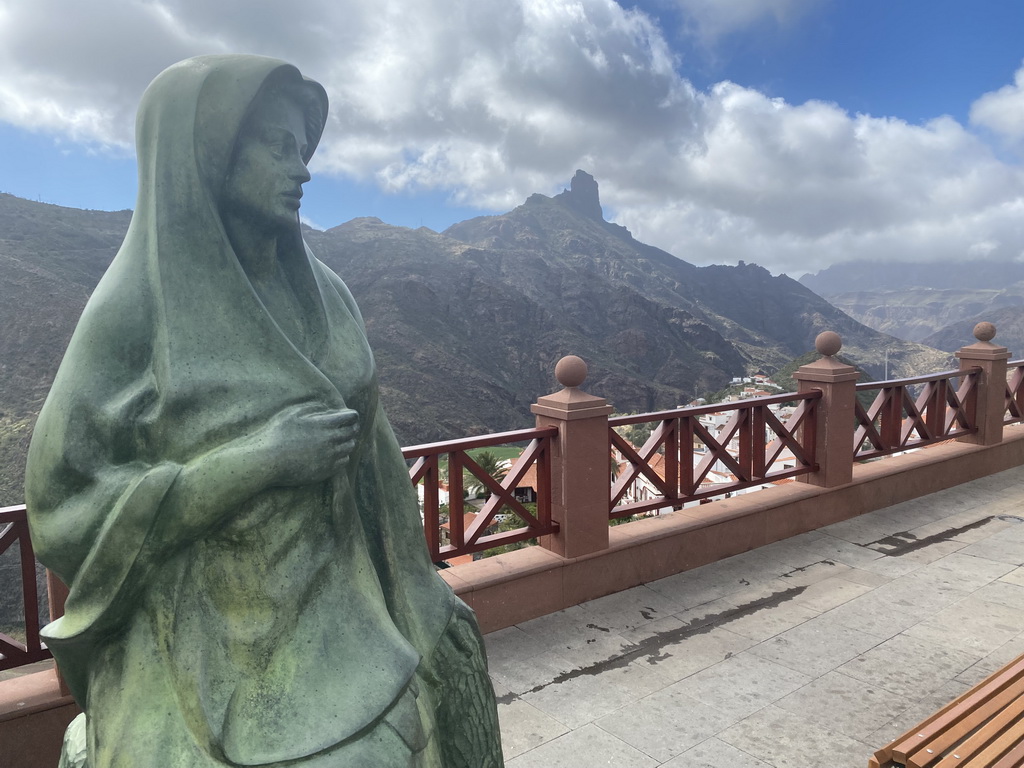 Statue at the Plaza Mirador del Ayuntamiento square, with a view on the Roque Bentayga rock