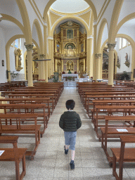 Max at the nave of the Parroquia de Nuestra Señora del Socorro church