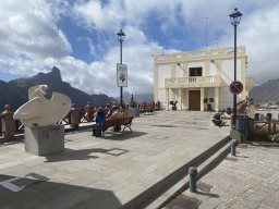 Statue and front of the Town Hall at the Plaza Mirador del Ayuntamiento square, with a view on the Roque Bentayga rock