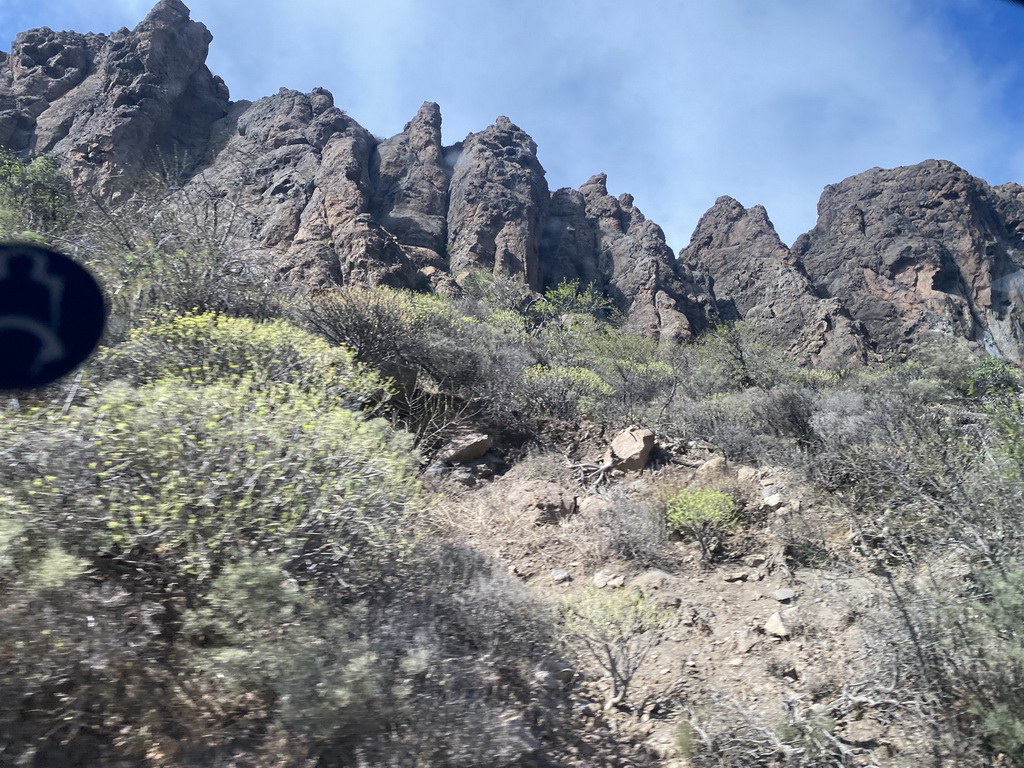 Rocks next to the GC-60 road on the south side of town, viewed from the tour bus