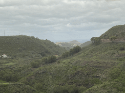 Hills and bridge on the north side of the island, viewed from the tour bus on the GC-21 road near the town of San José del Álamo