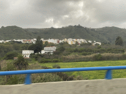Hills and houses at the northeast side of town, viewed from the tour bus on the GC-21 road