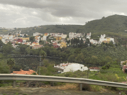 Hills and houses at the northeast side of town, viewed from the tour bus on the GC-21 road
