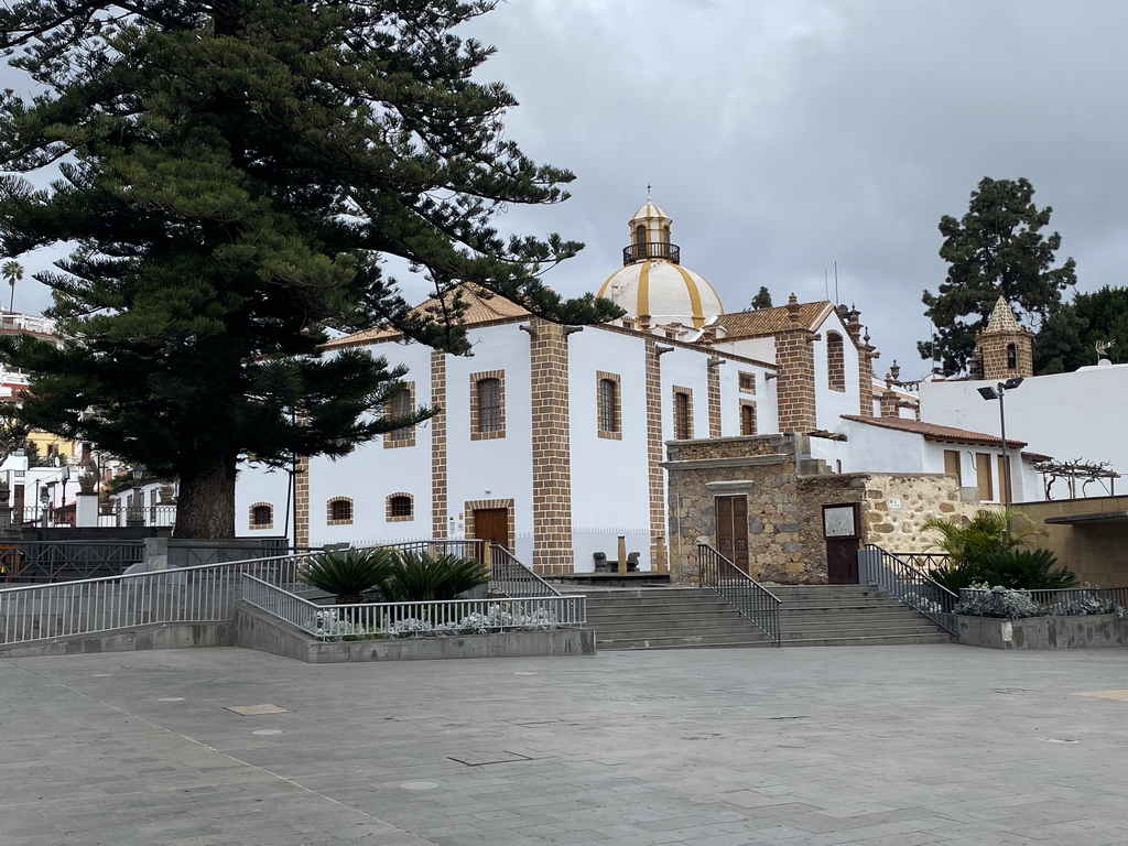 South side of the Basílica de Nuestra Señora del Pino church, viewed from the Plaza de Sintes square