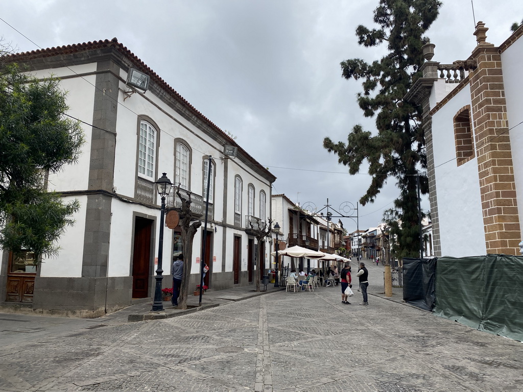 The Calle Manuel Henríquez street with the northwest side of the Basílica de Nuestra Señora del Pino church