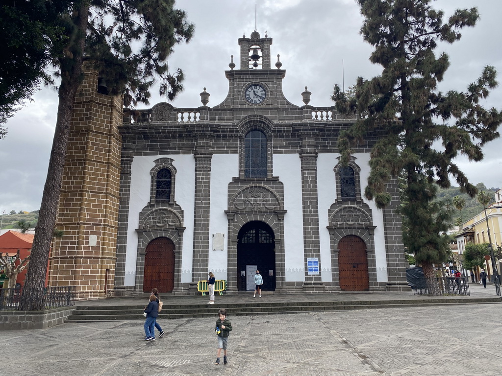 Miaomiao and Max in front of the Basílica de Nuestra Señora del Pino church at the Plaza Nuestra Señora del Pino square