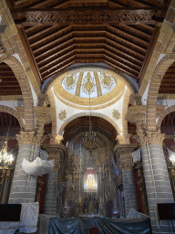 Transept and apse with altarpiece of the Basílica de Nuestra Señora del Pino church