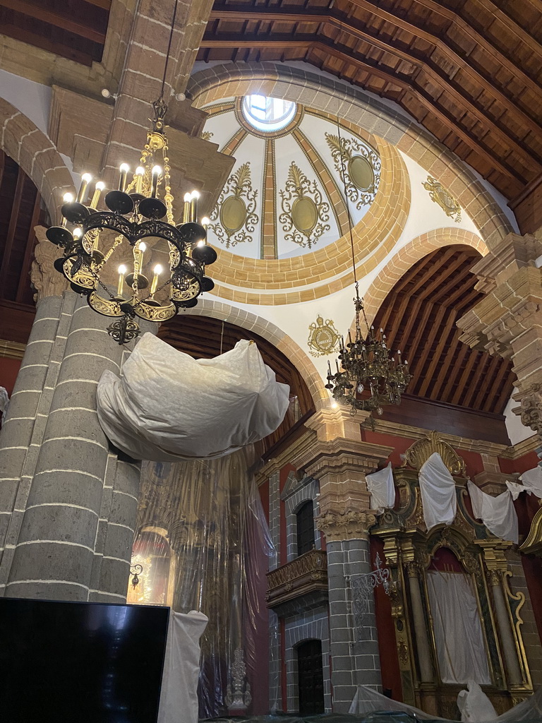 Transept and apse with altarpiece of the Basílica de Nuestra Señora del Pino church