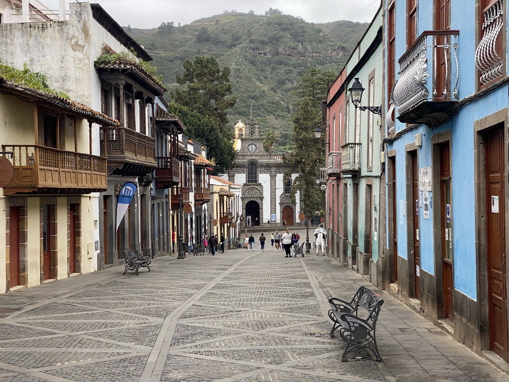 The Calle Real de la Plaza street, the Plaza Nuestra Señora del Pino square and the Basílica de Nuestra Señora del Pino church