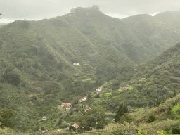 Hills and houses on the west side of town, viewed from the tour bus on the GC-21 road