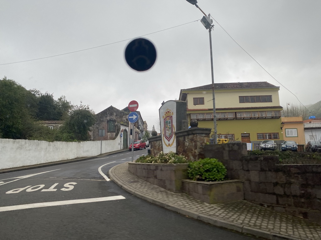 Crossing of the Calle Emeterio Suárez and Calle León y Castillo streets at the town of Valleseco, viewed from the tour bus