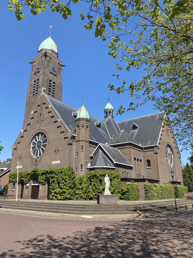 Southwest side of the Sint-Willibrorduskerk church, viewed from the Kerkstraat street