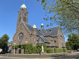 Southwest side of the Sint-Willibrorduskerk church, viewed from the Kerkstraat street