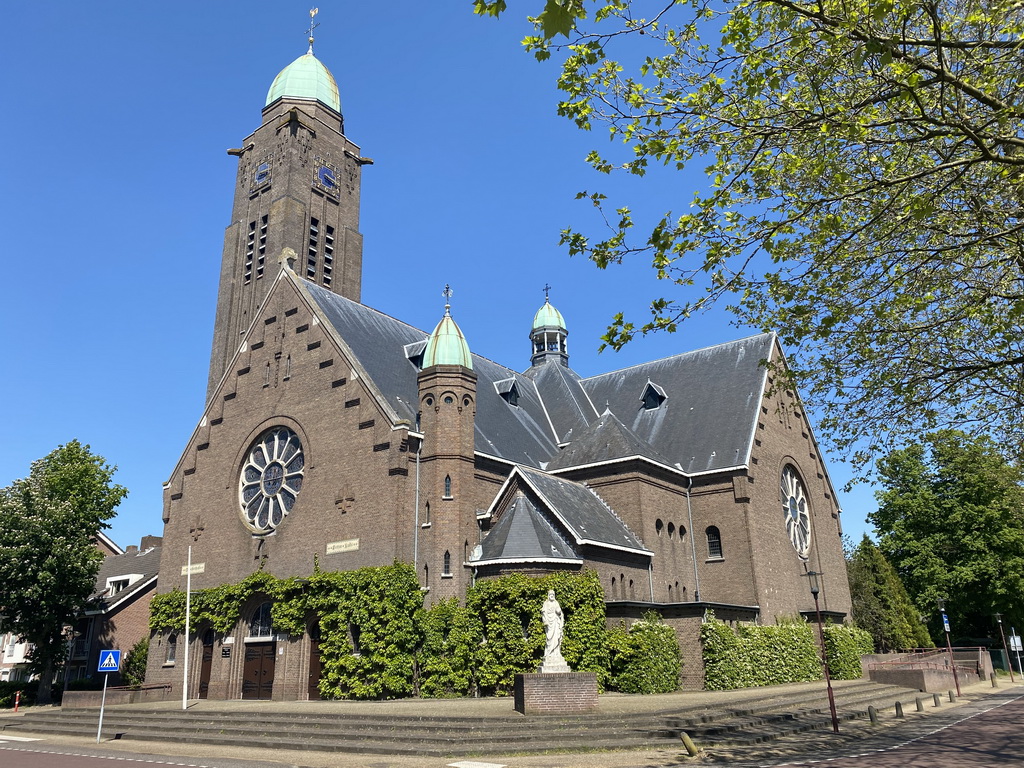 Southwest side of the Sint-Willibrorduskerk church, viewed from the Kerkstraat street