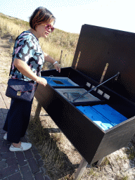 Miaomiao with a storage chest for wounded animals in front of the Ecomare seal sanctuary at the Ruijslaan street at De Koog