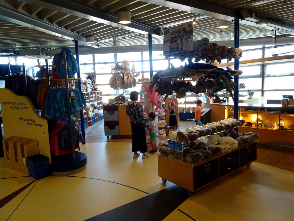 Miaomiao and Max at the souvenir shop of the Ecomare seal sanctuary at De Koog