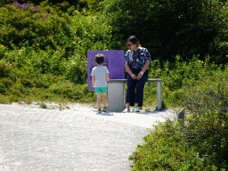 Miaomiao and Max reading the sound amplifier sign at the Dune Park at the Ecomare seal sanctuary at De Koog