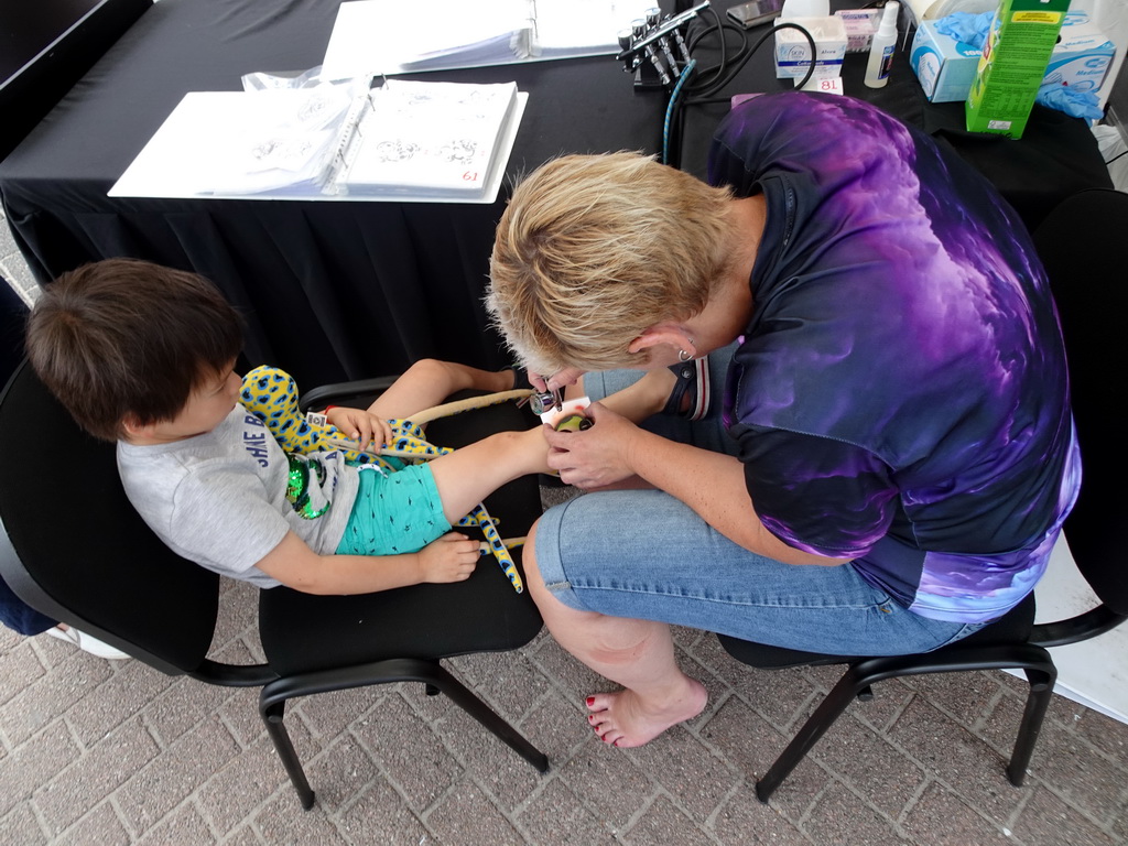 Max getting a mushroom tattoo at a tattoo shop at the Nikadel street at De Koog