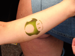 Max with a mushroom tattoo at a tattoo shop at the Nikadel street at De Koog