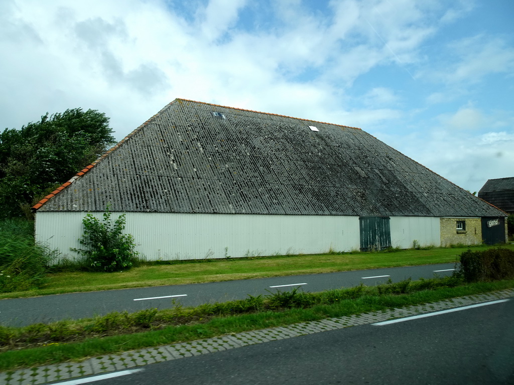 Farm at the Postweg road south of De Cocksdorp, viewed from the car