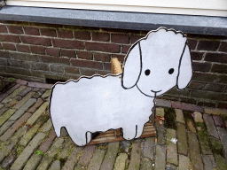 Cardboard of a sheep at the Koetebuurt street at Oosterend