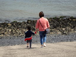 Miaomiao and Max at the beach at the Bolwerk street at Oudeschild